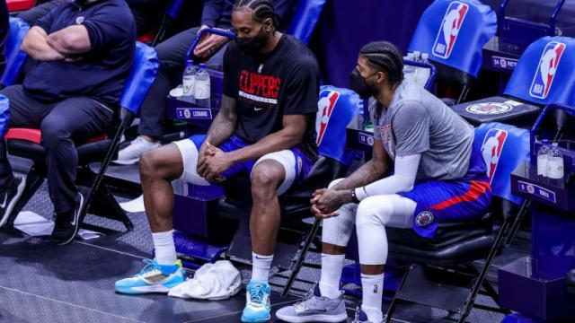 惨败鹈鹕暴露快艇顽疾，莱昂纳德罕见朝队友发飙